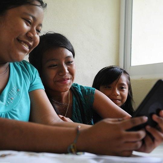年轻女性通过社区wi-fi上网